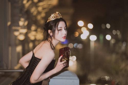 迪丽热巴的“淑女腿”火了，并拢时像一条腿，穿短裙也不怕