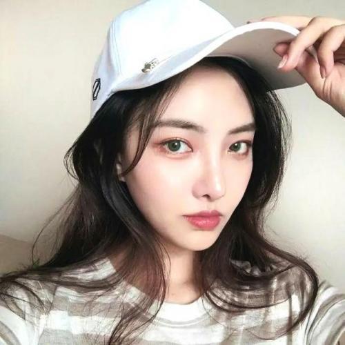 女生自拍配文：引朋友圈爆赞