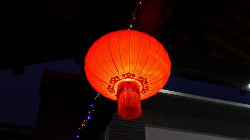 真情励志小故事：提着灯笼回家