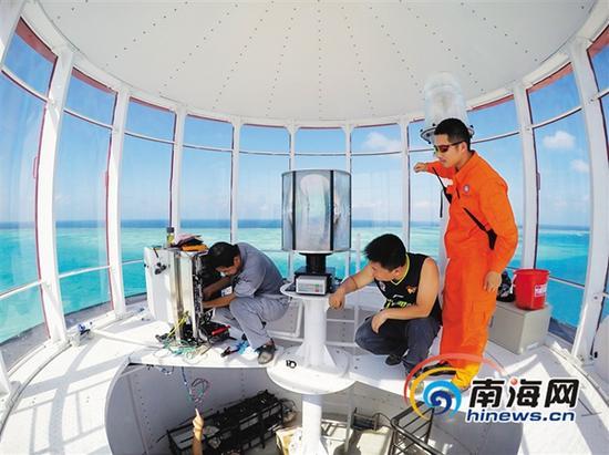航标人员在维护保养灯塔 航标人员在维护保养灯塔