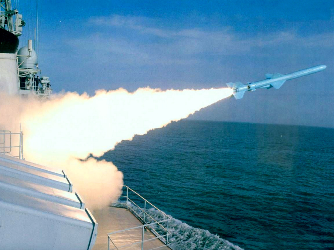 鹰击-83反舰飞弹发射 鹰击-83反舰飞弹发射