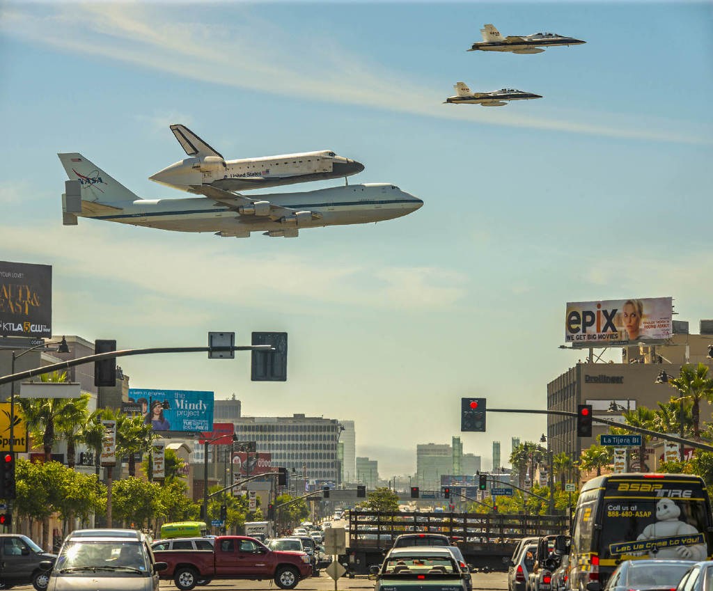 波音747运输太空梭——飞鲸穿城 波音747运输太空梭——飞鲸穿城