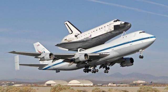 波音747客机搭载奋进号太空梭起飞 波音747客机搭载奋进号太空梭起飞