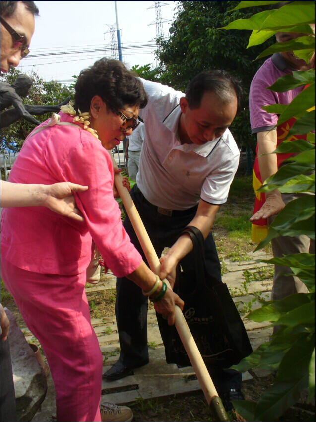 孙中山孙女与辛亥元老何子渊后裔在广州植树 孙中山孙女与辛亥元老何子渊后裔在广州植树