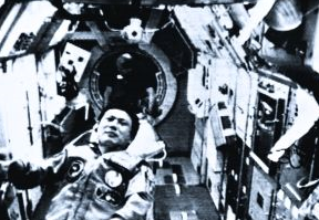 王赣骏在“挑战者”号太空梭内 王赣骏在“挑战者”号太空梭内