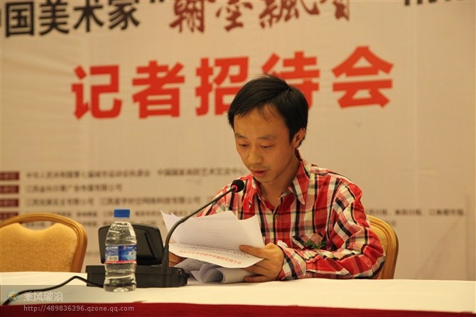 陈波在记者招待会上 陈波在记者招待会上