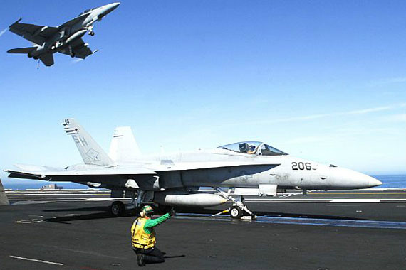 一架F/A-18準备弹射起飞 一架F/A-18準备弹射起飞