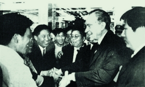 尼克森在国贸大厦与民众热情握手 尼克森在国贸大厦与民众热情握手