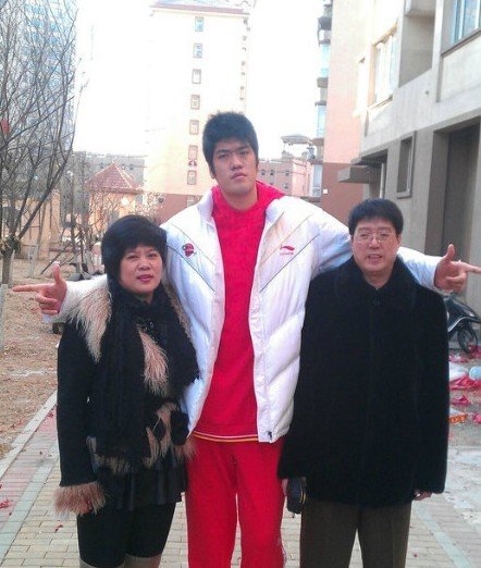张佳迪生前与亲人合影 中为张佳迪 张佳迪生前与亲人合影 中为张佳迪