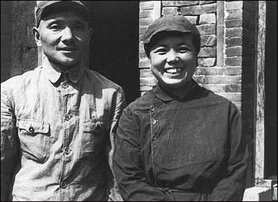 邓小平同志与卓琳同志在延安 邓小平同志与卓琳同志在延安