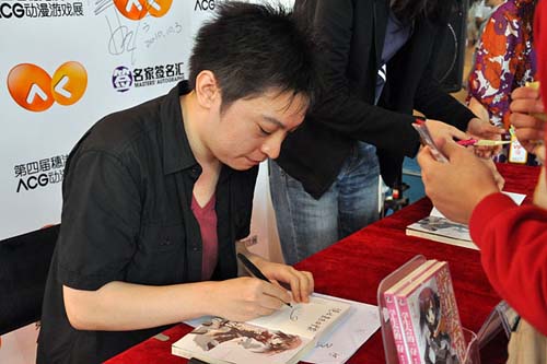 葵老师在为读者的新书籤名 葵老师在为读者的新书籤名