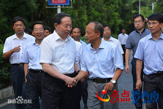 教育部长袁贵仁与八中校长王文佳亲切握手。 教育部长袁贵仁与八中校长王文佳亲切握手。