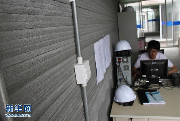 一名工作人员在3D列印建筑内办公 一名工作人员在3D列印建筑内办公