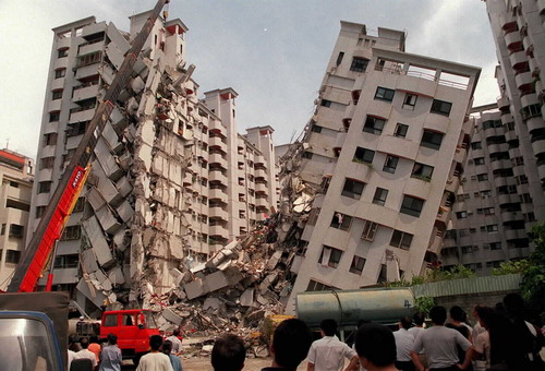 1999年921大地震时金巴黎社区倒塌 1999年921大地震时金巴黎社区倒塌