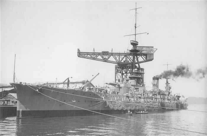 1917年横须贺测试防鱼雷网的山城 1917年横须贺测试防鱼雷网的山城