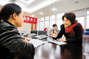 刘伟宏来到深圳商报向秦兴梅记者道歉 刘伟宏来到深圳商报向秦兴梅记者道歉