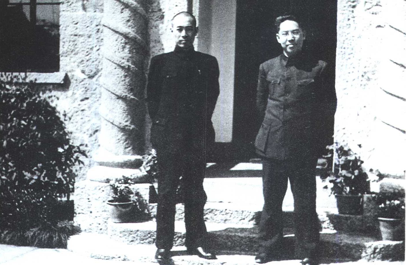 周恩来和张沖合影 周恩来和张沖合影