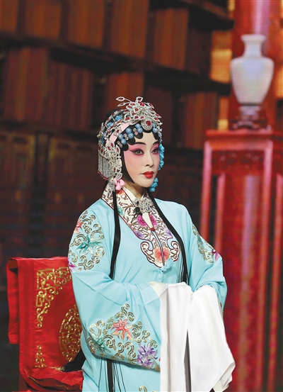 刘晓庆在《传承中国》里表演京剧 刘晓庆在《传承中国》里表演京剧