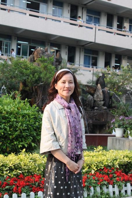 现任副校长杨丽霞 现任副校长杨丽霞