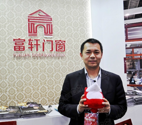 李昌安在广州门业展接受搜狐焦点家居採访 李昌安在广州门业展接受搜狐焦点家居採访