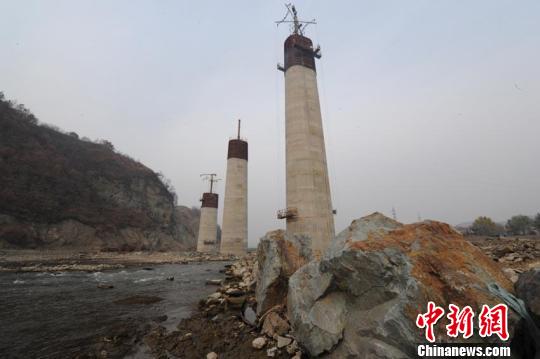 停建的宇松铁路头道松花江特大桥现场 停建的宇松铁路头道松花江特大桥现场