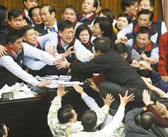 台湾蓝绿恶斗 台湾蓝绿恶斗