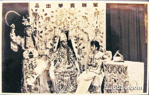 梅启康(中)演出的粤剧,为中国难民筹款。 梅启康(中)演出的粤剧,为中国难民筹款。
