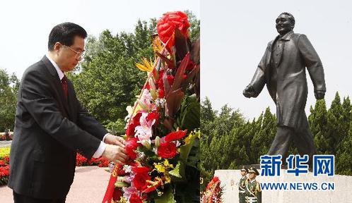 胡锦涛在广东深圳向邓小平同志铜像献花 胡锦涛在广东深圳向邓小平同志铜像献花