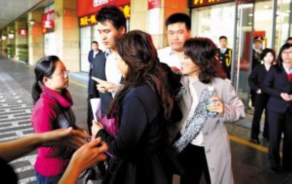 跟女记者发生冲突 跟女记者发生冲突