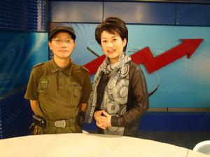 殷保华和电视台主持人 殷保华和电视台主持人