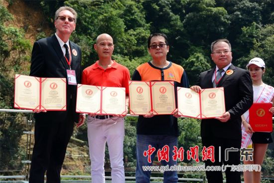 世界纪录协会代表现场颁发证书 世界纪录协会代表现场颁发证书