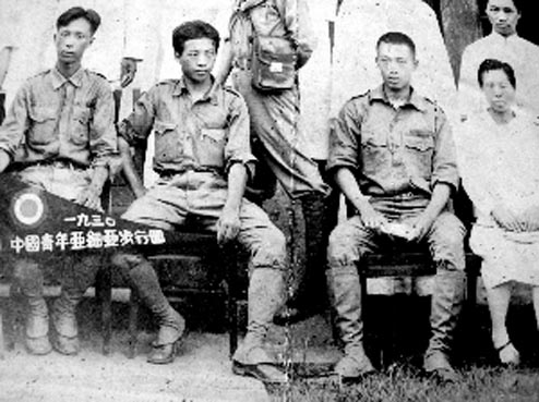潘德明(左二)环游世界前与团员合影 潘德明(左二)环游世界前与团员合影