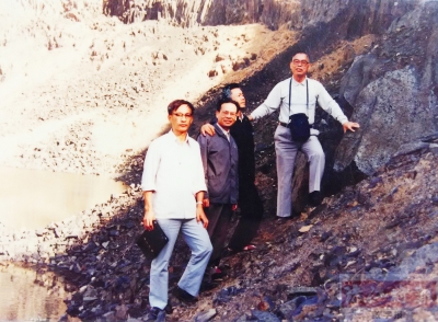 80年代,杜学成(最左)正在王借岗考察地质 80年代,杜学成(最左)正在王借岗考察地质