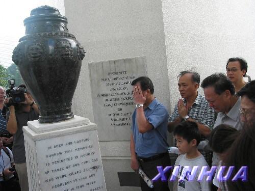 一些死难者家属在纪念碑前失声哭泣 一些死难者家属在纪念碑前失声哭泣