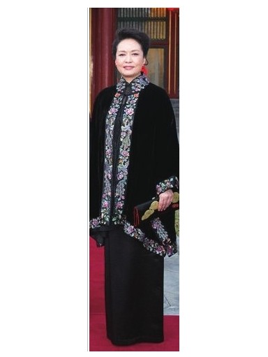 深蓝色体现中国第一夫人的稳重、高贵和大方 深蓝色体现中国第一夫人的稳重、高贵和大方