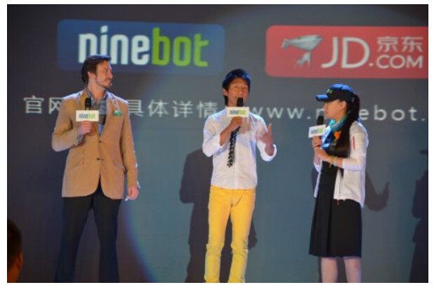 羽凡参加活动现场组图 羽凡参加活动现场组图