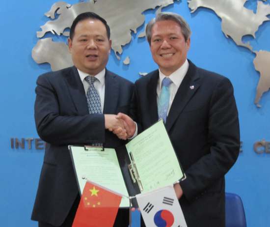 安阳市长马林青与安养市长崔大镐在现场合影 安阳市长马林青与安养市长崔大镐在现场合影