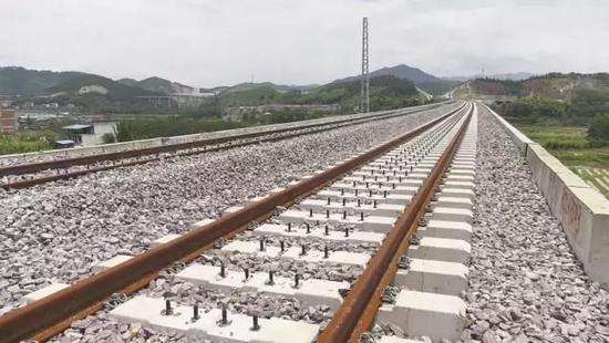 南龙铁路铺设铁轨 南龙铁路铺设铁轨