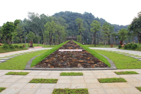 王借岗森林公园中心入口广场 王借岗森林公园中心入口广场