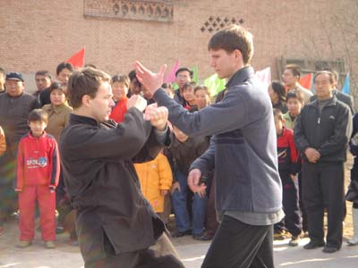杨凡生的俄国徒弟在演示形意拳 杨凡生的俄国徒弟在演示形意拳
