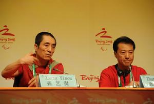 开幕式导演张继刚在新闻发布会上介绍情况 开幕式导演张继刚在新闻发布会上介绍情况