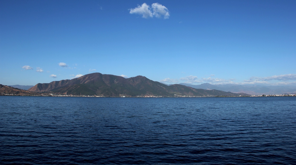 位于邛海之西滨的泸山 位于邛海之西滨的泸山