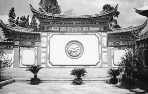图为大理古城内古色古香的“三滴水”照壁。 图为大理古城内古色古香的“三滴水”照壁。