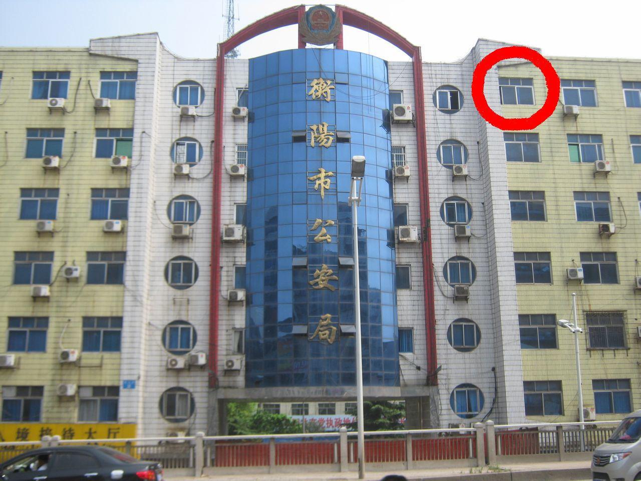 苏莉就是从7楼楼梯右边画红圈的窗台跳下的 苏莉就是从7楼楼梯右边画红圈的窗台跳下的
