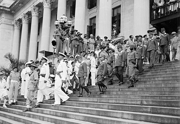1945年9月12日,政府大厦举行日军投降仪式 1945年9月12日,政府大厦举行日军投降仪式