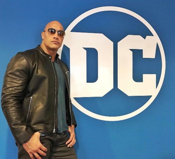 道恩·强森开会前和DC Logo的合影 道恩·强森开会前和DC Logo的合影