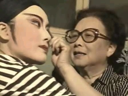尹桂芳先生为王君安化妆 尹桂芳先生为王君安化妆