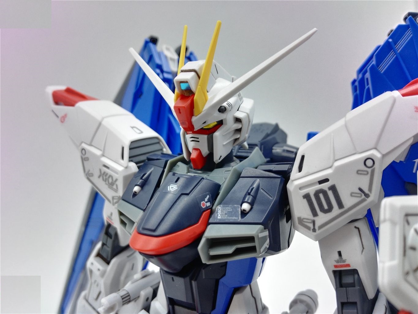 头部火神炮×2;MMI-GAU2型76mm近接防御机关炮×2 头部火神炮×2;MMI-GAU2型76mm近接防御机关炮×2