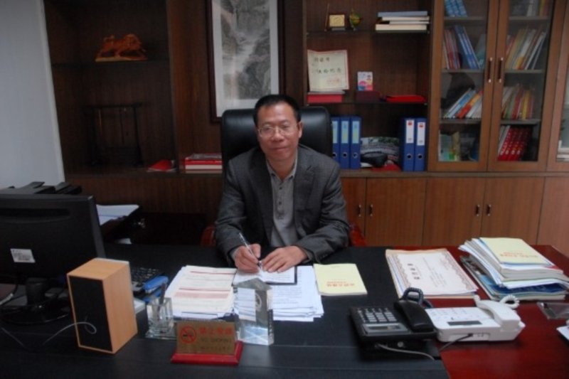 现任校长梁春生 现任校长梁春生