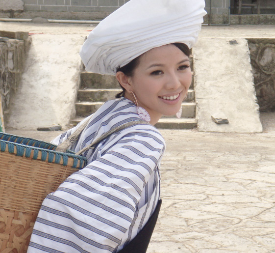 布依族女孩班嘉佳 布依族女孩班嘉佳